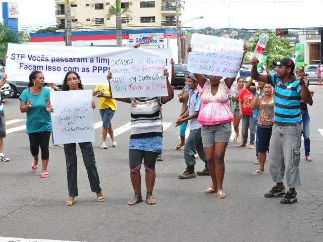 Catadores fazem protesto em frente ao pr&eacute;dio da Prefeitura