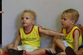 Quem é o Paulo, quem é o Davi? Gêmeos de 2 anos já se apresentam com os dedinhos. (Foto: André Bittar)