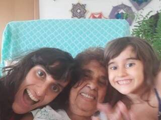 Renata Bastos levava a filha para visitar a avó Anaisa e quando o trio se juntava era só alegria (Foto: Arquivo pessoal)