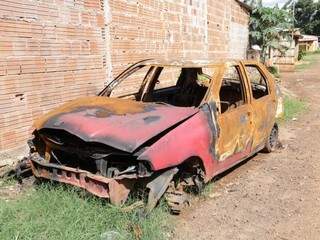 Abandonada em rua h&aacute; um m&ecirc;s, carca&ccedil;a de carro preocupa moradores