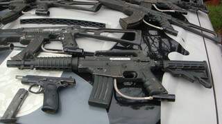 Fuzis e pistola que estavam com quadrilha. (Foto: Divulgação)