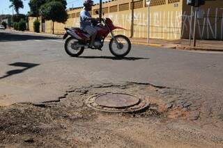 Motociclistas precisam manobrar para não cair em buracos. (Foto: Marcos Ermínio)