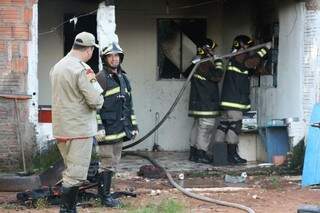 Mulher se vinga do marido, de acordo com vizinhos, e põe fogo na casa (Foto: Marcos Ermínio)