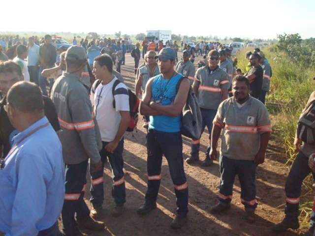  Trabalhadores em canteiro de obras paralisam atividades e fecham rodovia em Tr&ecirc;s Lagoas