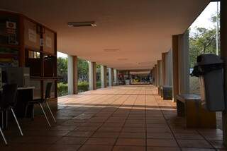 Apenas aulas dos mestrados estão acontecendo. Os corredores seguem vazios (Foto: Pedro Peralta)