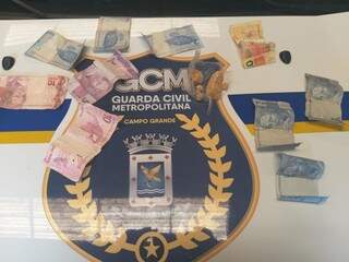 Dinheiro e paste base de cocaína apreendida em uma das abordagens. (Foto: Divulgação/GuardaMunicipal) 
