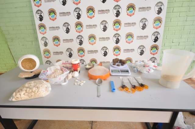 Ex-policial &eacute; preso com 4 kg de pasta base que vendia em casa 