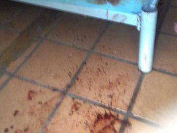 Homem &eacute; encontrado ferido dentro de casa; suspeita &eacute; de espancamento