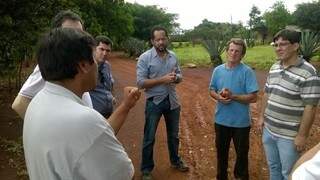 Marco Antonio Delfino e representantes da OAB e Aced também falaram com donos de sítios invadidos por índios (Foto: Direto das Ruas)