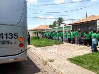  Adolescentes durante abordagem em ônibus (Foto: Polícia Municipal/Divulgação)