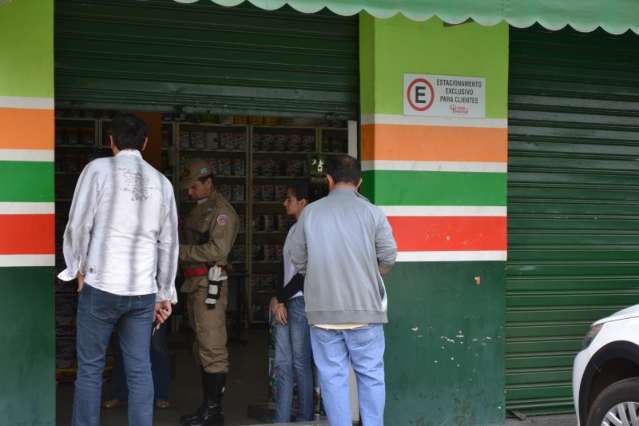 Funcion&aacute;rio baleado em loja de tintas &eacute; submetido a cirurgia na Santa Casa