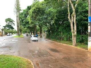 Manhã deste sábado (dia 4) ainda de chuva em Ponta Porã, em registro da Avenida Presidente Vargas. (Foto: Direto das Ruas).