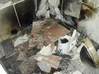 Até o vaso sanitário foi incendiado no local. (Foto: Dourados News) 