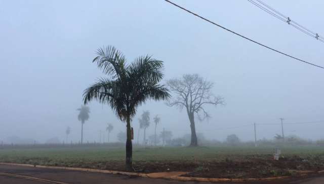 Ap&oacute;s madrugada fria e chuva, cidade &ldquo;acorda&rdquo; coberta por neblina