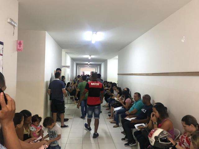 Com mais de 300 senhas, professores fazem fila para receberem certificados