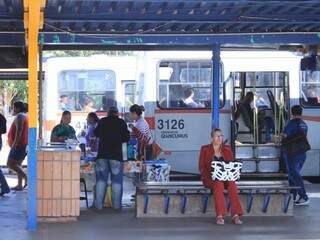Usuária espera ônibus no Terminal General Osório. (Foto: Marina Pacheco)
