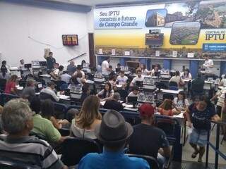 Central do IPTU tem procura alta por atendimento na manhã desta segunda-feira (Foto: Fernanda Palheta)