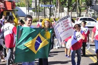 Bandeira e cartazes em protesto (Foto: João Garrigó)