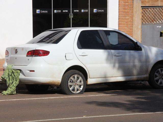 Pol&iacute;cia encontra carro com placas cobertas por panos e objetos furtados