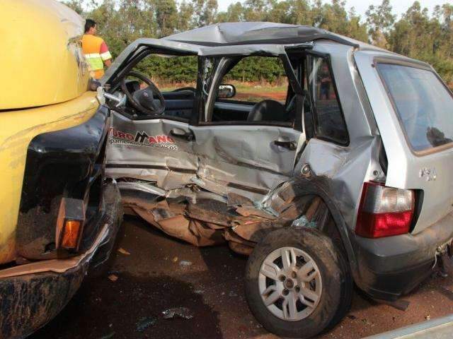 Perto de radar, Uno roda na pista e colide com caminh&atilde;o na BR-163