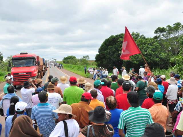  Bloqueio de sem-terra provoca congestionamento e irrita motoristas