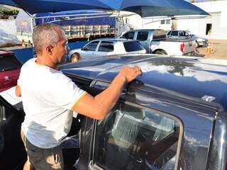 José Cavalcante mostra onde fios danificaram lataria de camionhonete (Foto: João Garrigó)