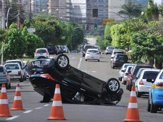 O carro capotou após bater em veículo estacionado. (Foto: Alcides Neto) 