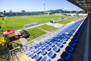 Inaugurado em 1941, o Estádio Arthur Marinho tem capacidade para 5 mil pessoas, e foi reformado em 2009 com investimento de R$ 1,357 milhão; R$ 1.057.000,00
da prefeitura e R$ 300 mil viabilizados pelo ex-senador Delcídio do Amaral junto a Brasil Telecom (Foto: Chico Ribeiro)