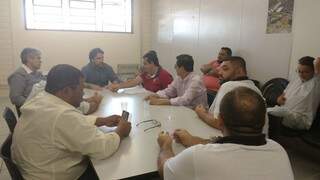 Reunião entre representantes do Sindicato dos Trabalhadores no Transporte Coletivo e Agetran durou uma hora; a previsão é resolver o assunto em 10 dias. (Foto: Mara Riveiros)