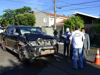 Frente da caminhonete destruída (Foto: Viviane Oliveira)
