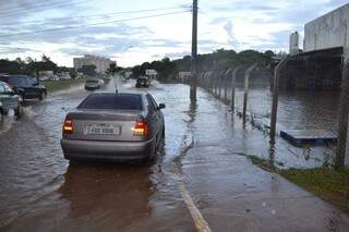 Na Interlagos, trecho da via ficou alagado, mas ainda assim carros tentaram passar (Foto: Pedro Peralta)