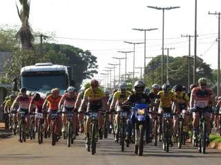 Competidores no momento de largada da prova do ano passado (Foto: Federação de Ciclismo/Divulgação)