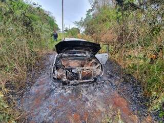 Toyota Duet foi encontrado queimado a 8 km de Ponta Porã, em território paraguaio (Foto: Mbykymi Notícias)