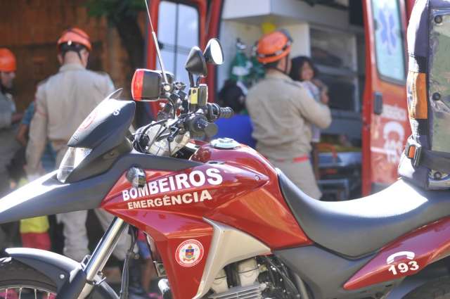 Condutor perde controle de Fusca, bate em poste e fere 4 crian&ccedil;as