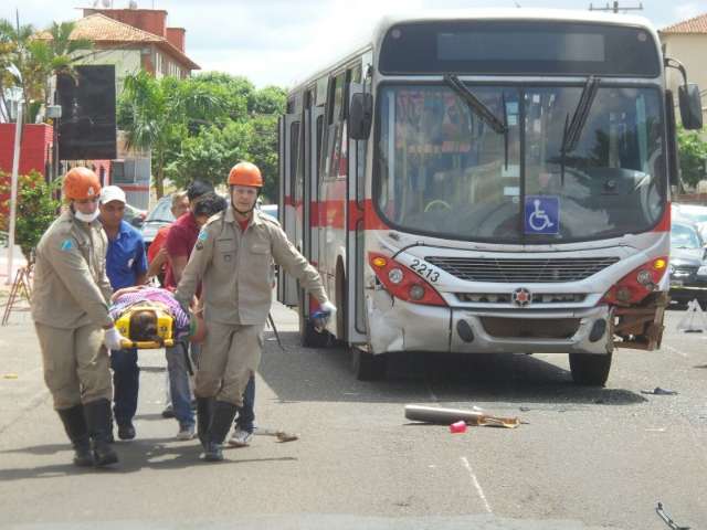 Militares ficam presos em carro ap&oacute;s acidente com &ocirc;nibus na Brilhante