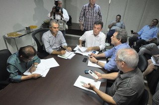Reinaldo se reúne com os deputados federais e senador Moka para discutir liberação de recursos (Foto: Marcelo Calazans)