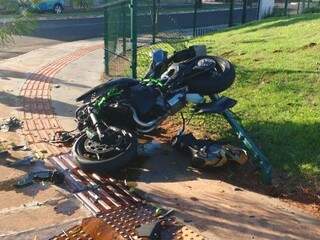 Motocicleta Kawasaki de 1000 cilindradas, que Paulo pilotava, ficou totalmente destruída (Foto: Willian Leite)