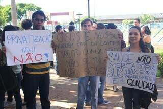 Estudantes protestaram ontem na UFMS. (Foto: Marcos Ermínio)
