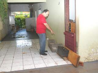 Na casa do médico veterinário Humberto Brigato Junior, objetos são colocados na porta para evitar que casa seja inundada (Foto: Simão Nogueira)