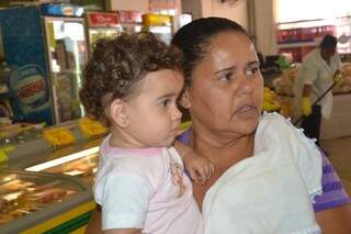 Célia percebeu o aumento, mas não vai deixar de comprar acholatado para a neta. (Foto: Pedro Peralta)