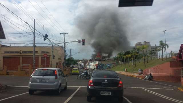 Inc&ecirc;ndio em pr&eacute;dio no Centro de Campo Grande mobiliza bombeiros