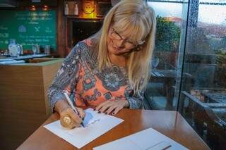 Em casa, Marystella também dá aulas de caligrafia. (Foto: Fernando Antunes)