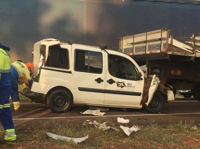 Colis&atilde;o entre carro e carretas deixa cinco pessoas feridas na BR-163
