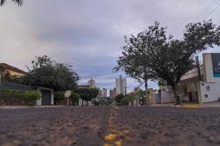 Em Campo Grande a mínima registrada é de 17ºC. Deve chover mais pela manhã e a tarde, quando a máxima atinge 27ºC. (Foto: Marcos Ermínio)