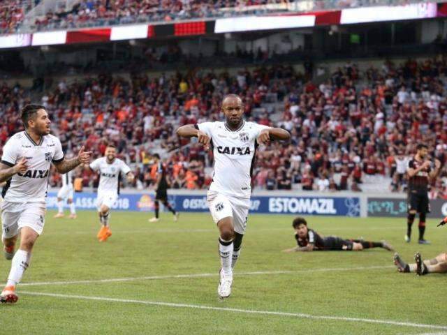 Com 2 gols de &Eacute;verton Ribeiro, Flamengo vence o Cruzeiro no Mineir&atilde;o