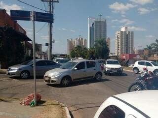 Trânsito no local segue lento e motoristas precisam desviar pela rua Goiás (Foto: Amanda Bogo)