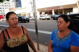 As irmãs Sandra de Souza (E) e Débora Regina receberam com tristeza a notícia (Foto: Rodrigo Pazinato)