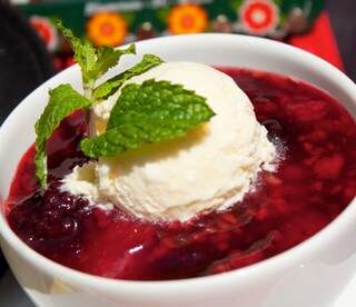 “Rote Grütze”, doce feito com geleia de frutas vermelhas. (Foto: Divulgação)