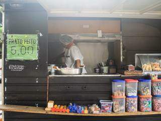 No trailer, San cozinha e vende doces e salgados (Foto: Marina Pacheco)