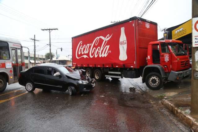 Acidente entre caminh&atilde;o de bebidas e carro deixa tr&acirc;nsito lento na Cear&aacute;